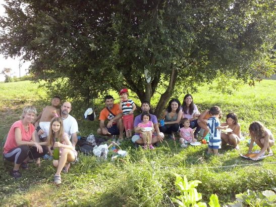 Baratze parkean aritzen diren hainbat familia